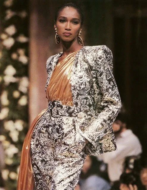 朱珠曬全家福,她的金耳環好搶鏡 朱珠曬全家福,她的金耳環好搶鏡