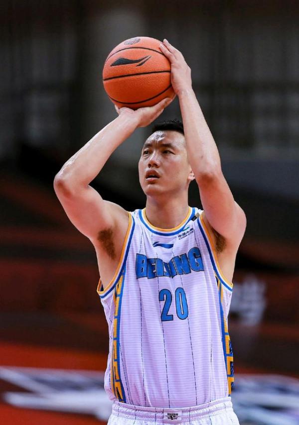 CBA北京隊怎麼啦？翟小川最後2.5秒故意撞飛朱旭航，該不該嚴懲？