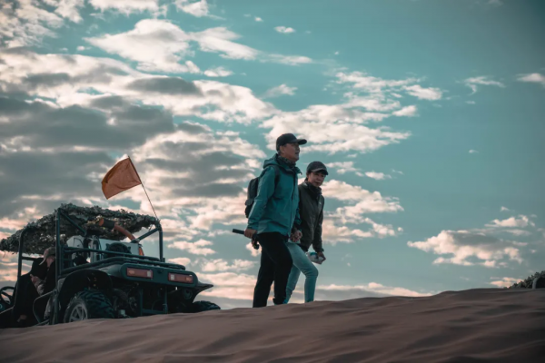 他50歲放棄高薪，裸辭帶妻子環遊中國