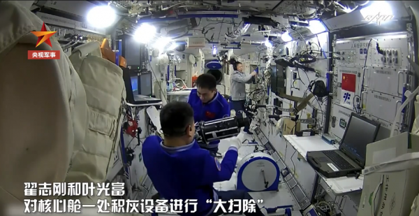 太空三人組同桌吃飯好像一家人！“家務活”分配有講究