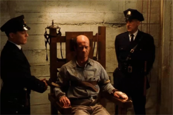 99年美國囚犯被判終身監禁，蠢到親手改判自己死刑，坐上電椅受刑