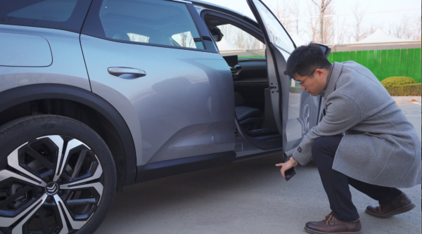 「凡爾賽長測18」凡爾賽的車門是否真的容易蹭髒褲腿？