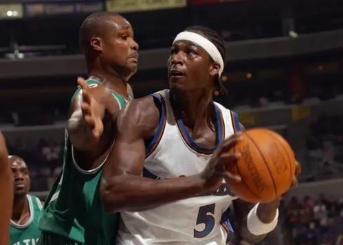 被喬丹推上舞臺,最終悻悻離場!“水貨狀元”誇梅-布朗去哪了? 被喬丹推上舞臺,最終悻悻離場!“水貨狀元”誇梅-布朗去哪了?