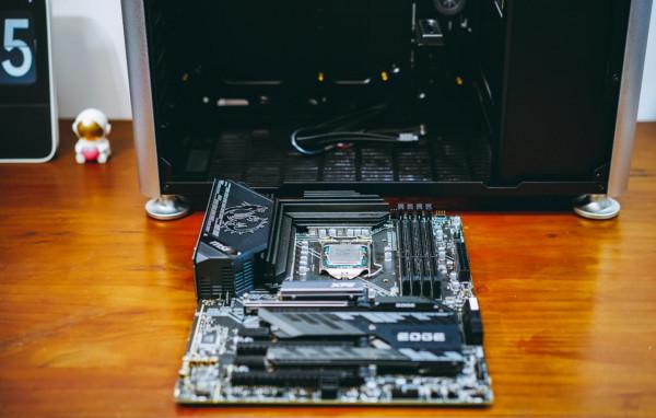 能壓住不關AVX512的i7 11700K!這款喬思伯水冷的秘訣是RGB水管? 能壓住不關AVX512的i7 11700K!這款喬思伯水冷的秘訣是RGB水管?