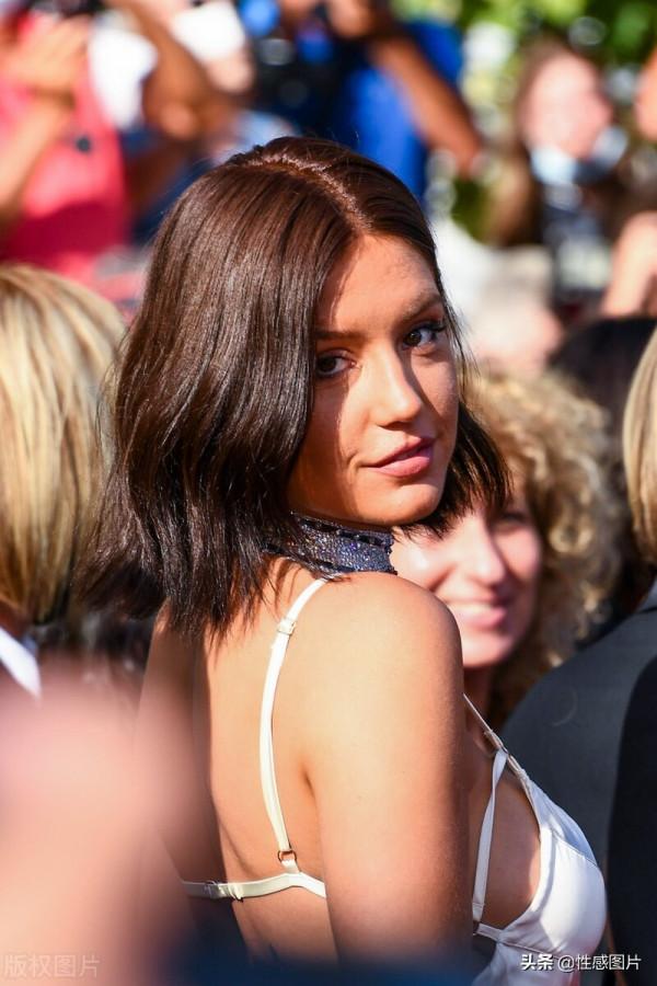 阿黛爾埃克薩奇普洛斯：白色極細吊帶裙，魅力美豔