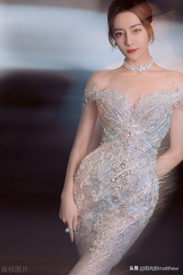 中國網路視聽年度盛典紅毯迪麗熱巴一字肩溜光長裙星光熠熠