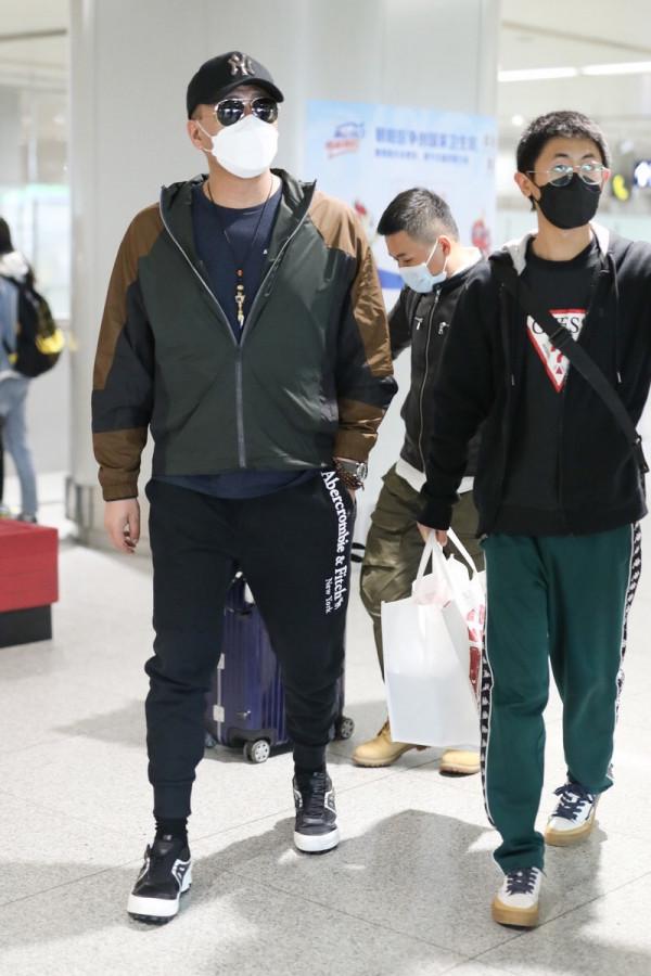 胡軍攜妻子女兒出鏡，三人同穿機車風夾克服，又酷又養眼