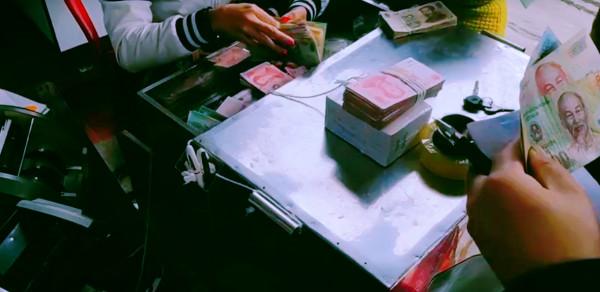 越南真“土豪”!路邊擺放了成堆的錢幣,卻沒人敢搶 越南真“土豪”!路邊擺放了成堆的錢幣,卻沒人敢搶