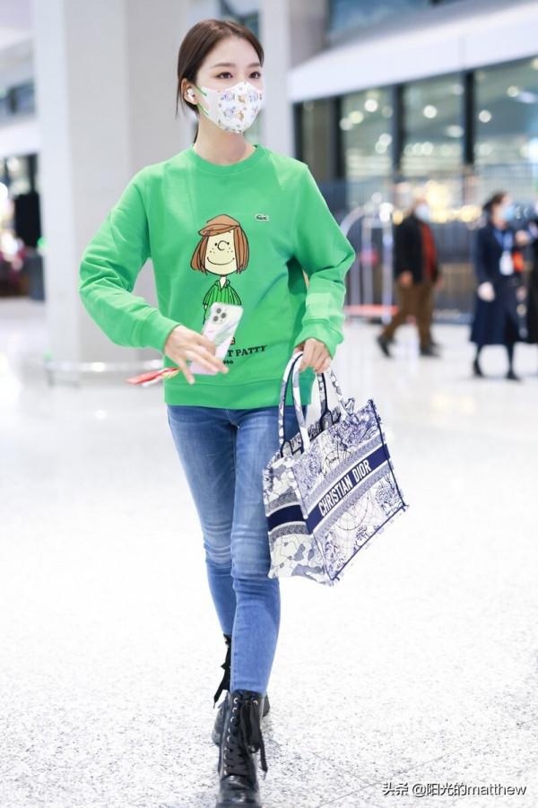 任敏身穿綠色卡通衛衣搭鉛筆牛仔褲,口罩搶眼是小可愛沒錯了 任敏身穿綠色卡通衛衣搭鉛筆牛仔褲,口罩搶眼是小可愛沒錯了