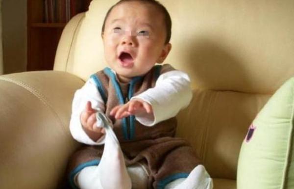 反覆“揪襪子”的快樂,小寶寶有更深的體會,新手爸媽別嫌煩哦 反覆“揪襪子”的快樂,小寶寶有更深的體會,新手爸媽別嫌煩哦