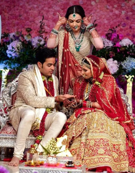 印度首富夫人住27層高樓有600個傭人,穿滿鑽禮服,掛祖母綠鼻環 印度首富夫人住27層高樓有600個傭人,穿滿鑽禮服,掛祖母綠鼻環