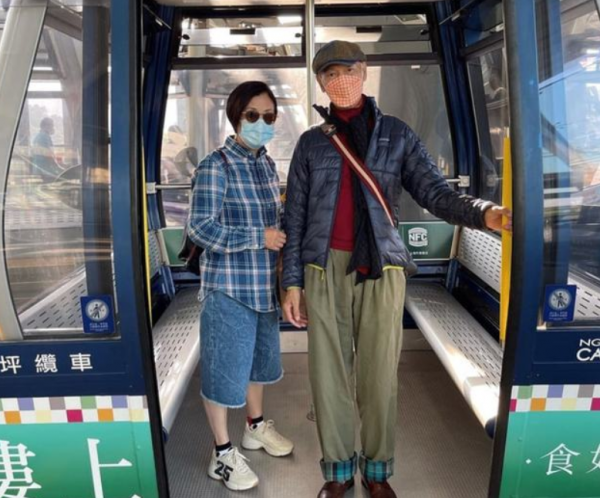 75歲羅家英攜汪明荃買花過年！逛市場盡顯恩愛，雙手插兜好帥氣