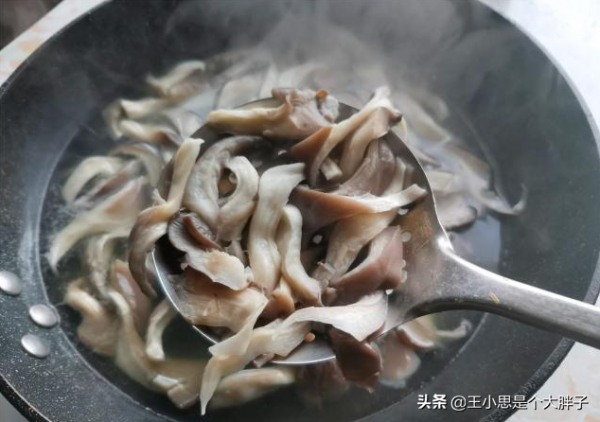 炸蘑菇時，別用雞蛋調麵糊，牢記2個技巧，酥脆可口，放涼照樣脆