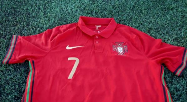 C羅捐贈簽名球衣，拍賣所得用於幫助火山爆發受害者