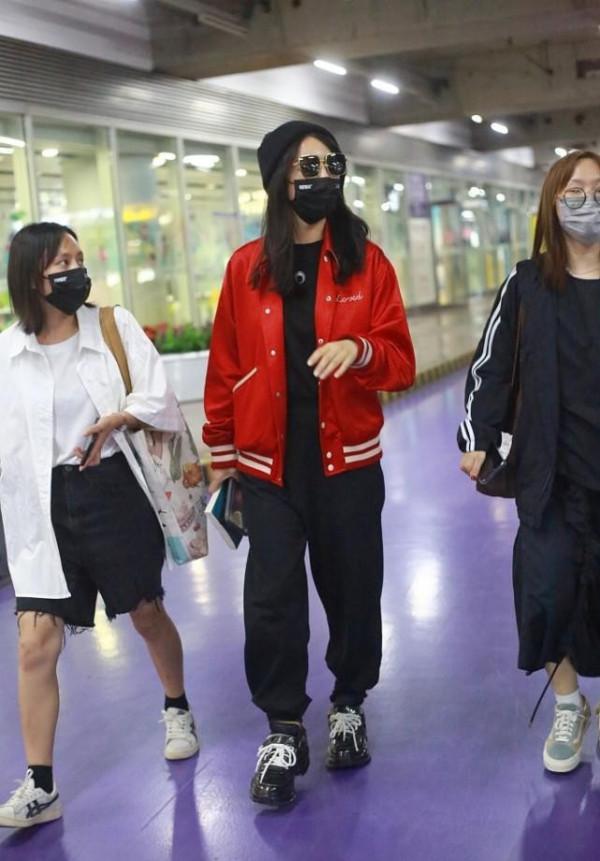 蔡文靜穿棉麻西裝套裝,雖然包裹挺嚴,但是褲子薄透能看出腿型 蔡文靜穿棉麻西裝套裝,雖然包裹挺嚴,但是褲子薄透能看出腿型