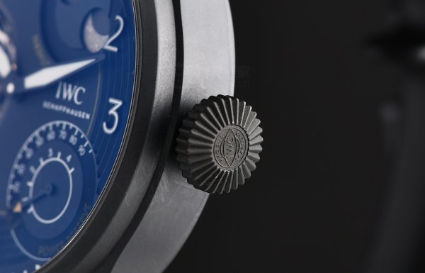 大型飛行員恆定動力陀飛輪腕錶，展現極致未來感