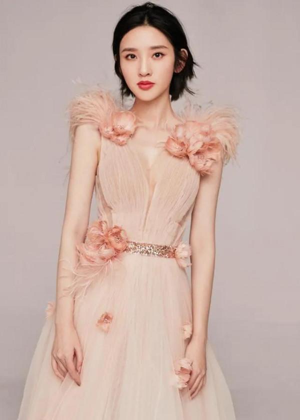 你笑起來真好看,像春天的花一樣:唐藝昕 你笑起來真好看,像春天的花一樣:唐藝昕