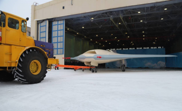 缺乏制導彈藥，還是特色幽默？俄羅斯隱身無人機扔的是無制導炸彈