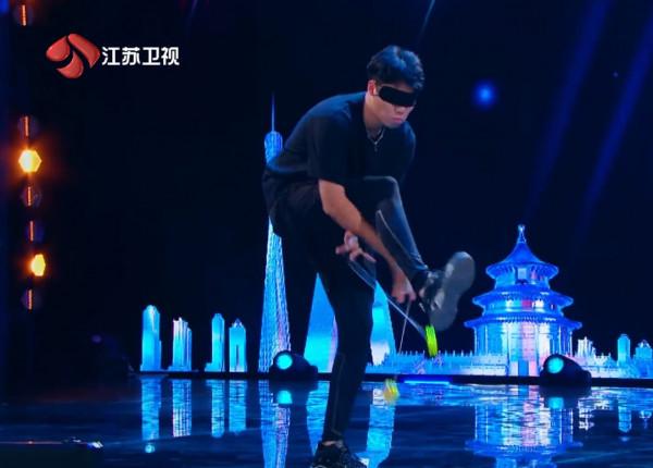 《點贊！達人秀》的評委不同以往，嚴肅派謝霆鋒，萌噠噠鄧紫棋