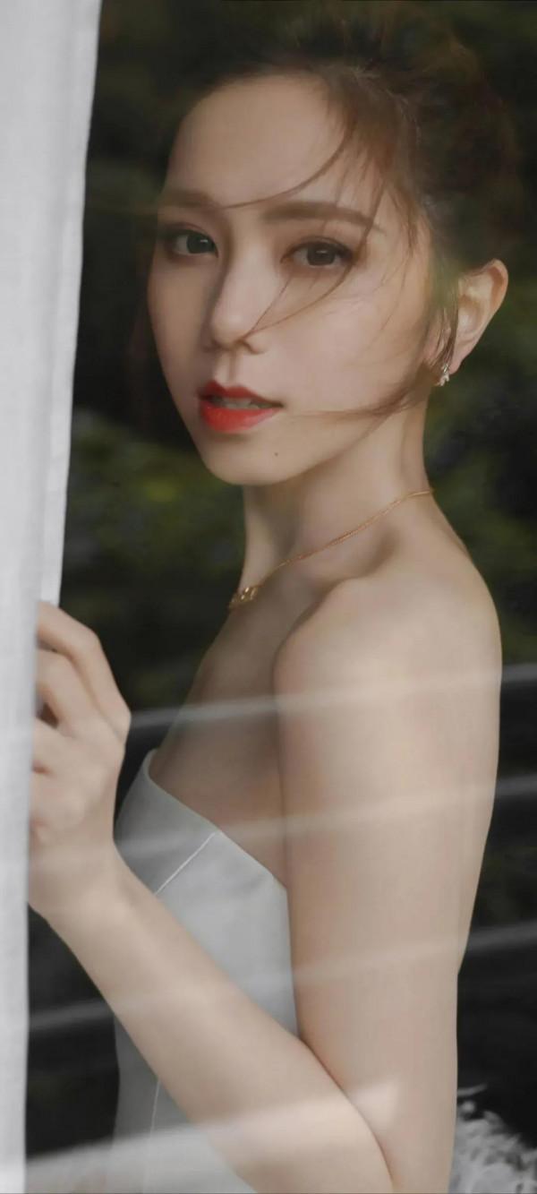 鄧紫棋桌布｜窈窕神女顏