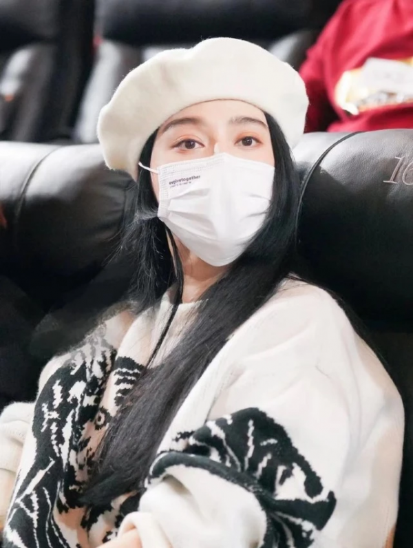 范冰冰悶聲幹大事!穿針織衫與導演見面不擺架子,塗大紅唇太搶鏡 范冰冰悶聲幹大事!穿針織衫與導演見面不擺架子,塗大紅唇太搶鏡