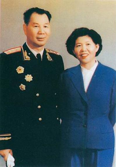 他曾任空軍副司令員，45歲升少將，姐姐是首位武警女少將