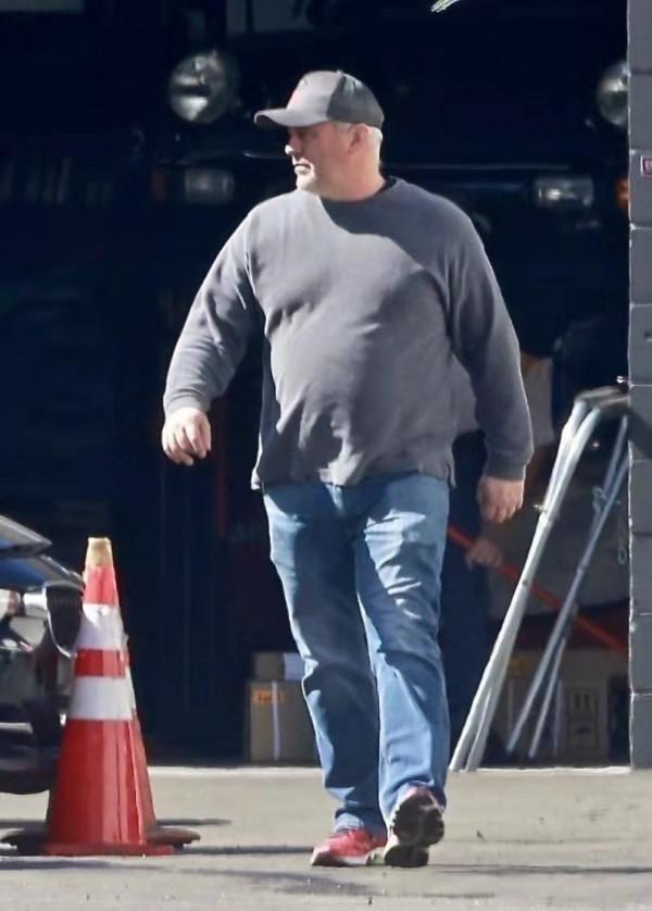 54歲老友記喬伊胖成這樣，滿頭白髮挺大肚出門，還在街上摳褲子