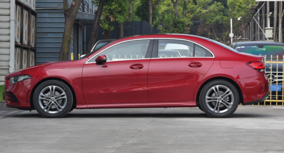 賓士2022款A180L對比奧迪A3 2021款A3 Limousine 35 TFSI進取致雅型