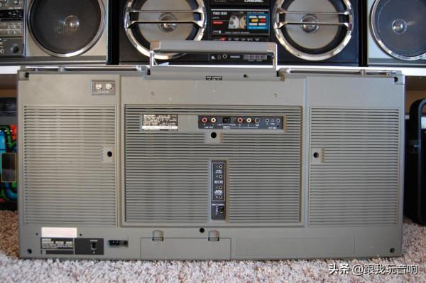 80年代夏普推出的行動式音響，4波段立體聲收音機盒式錄音機