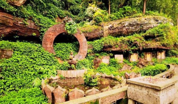 四川一景區被廢棄後，雜草叢生彷彿失落古城，意外爆紅網路