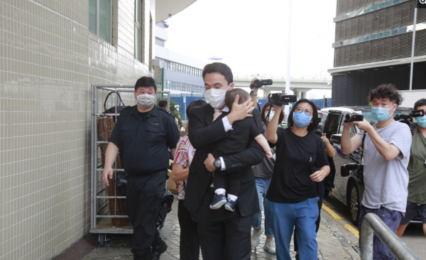 何鴻燊逝世,何超蓮手託著媽咪入場,何超盈何猷啟各抱愛女入場 何鴻燊逝世,何超蓮手託著媽咪入場,何超盈何猷啟各抱愛女入場