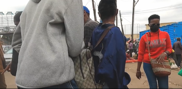 非洲扒手有多猖狂?大白天偷手機僅需0.1秒,十幾個人輪番上陣 非洲扒手有多猖狂?大白天偷手機僅需0.1秒,十幾個人輪番上陣