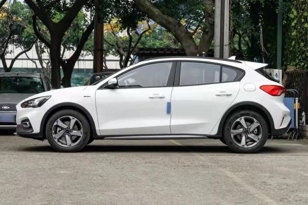 福克斯Active：搭載1&period;5T&plus;8擋手自一體，外觀運動，適合年輕人