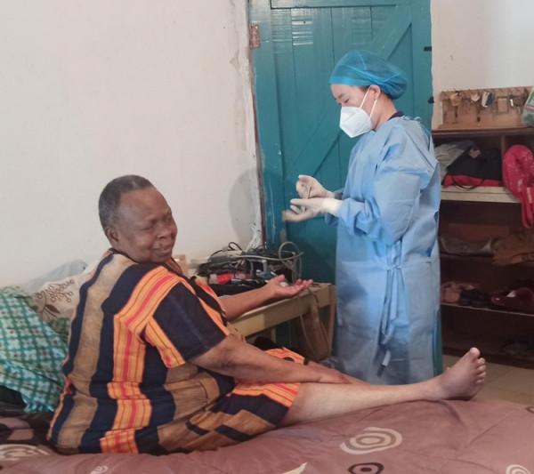 兩位耄耋老人臥病難忍，援贊醫療隊聞訊出診