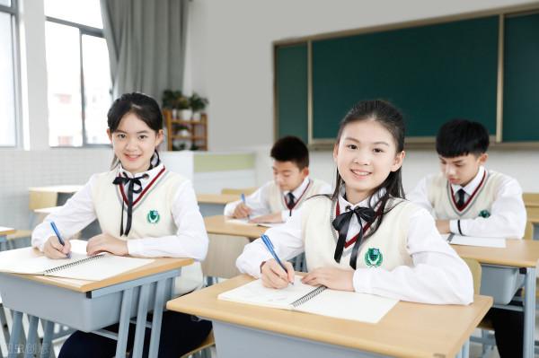 中考優秀作文點評：《帶一本書去旅行》