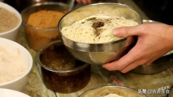 一碗麵要十種小料配，難怪有吃貨說吃起來巴適得很