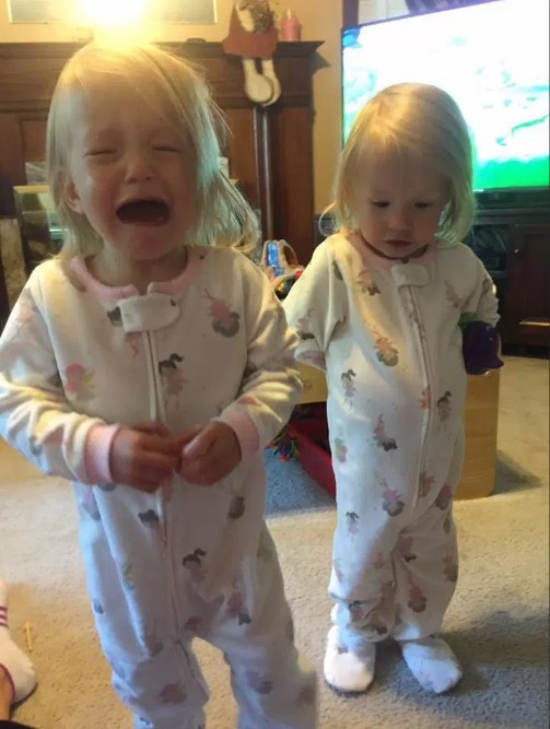 “手牽手”出生的雙胞胎姐妹花,長大了仍然每天黏在一起分不開 “手牽手”出生的雙胞胎姐妹花,長大了仍然每天黏在一起分不開