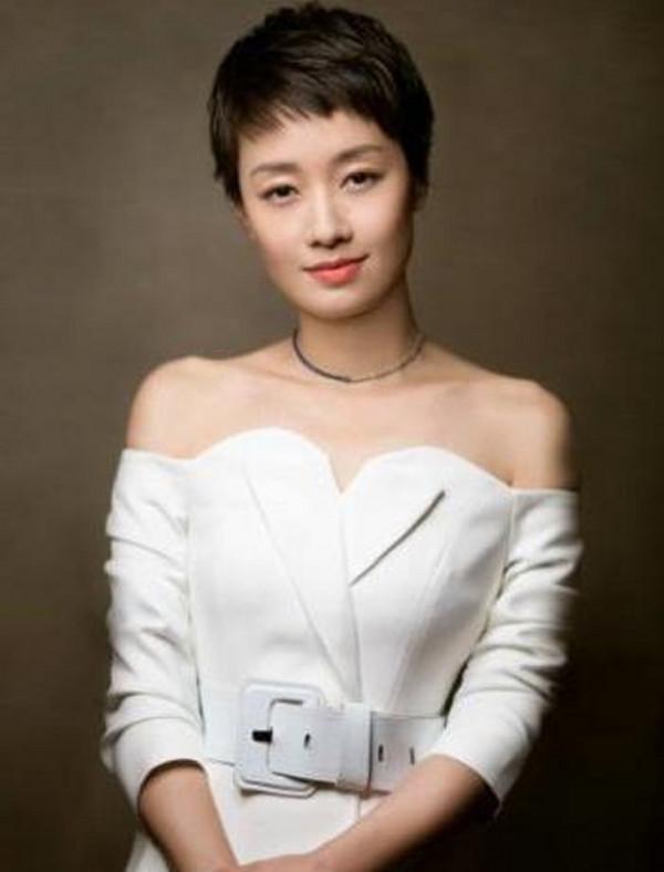 馬伊琍終於放棄老氣“媽媽頭”，新發型氣質大變，43歲美回了20歲