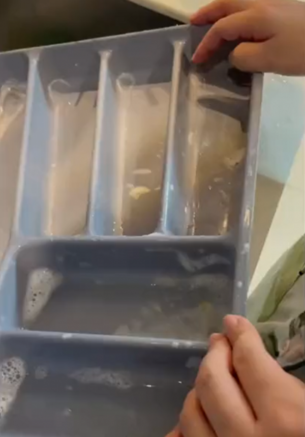 上海女子清洗用了2年的餐具盒，意外發現一層薄膜：撿了一個新的