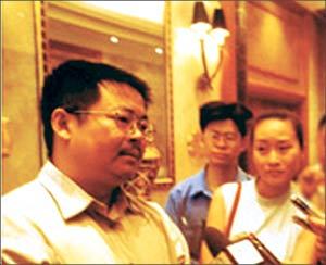 金融梟雄唐萬新，資產1200億，跌倒時拿不出256萬，入獄8年今如何