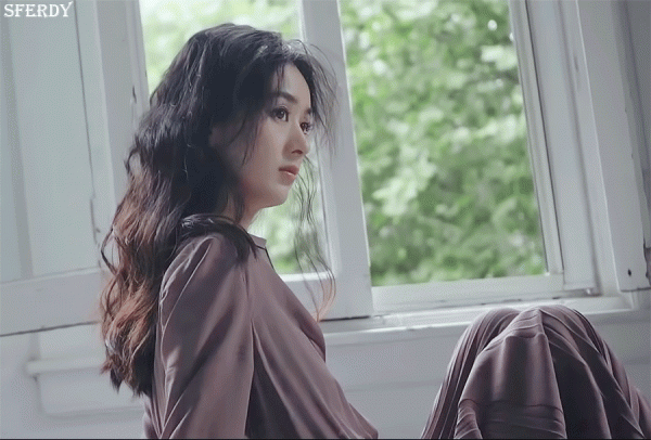 趙麗穎慵懶風，慵懶中透著無限的魅力，整個人都感覺在發光