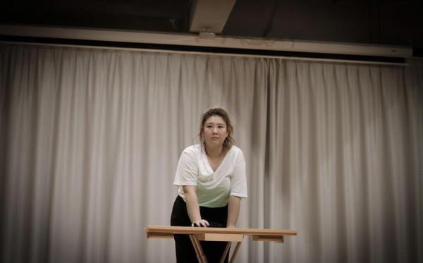 鄭欣宜的顯瘦穿搭又成功了,真空穿西裝繫腰帶,配闊腿褲更顯腿長 鄭欣宜的顯瘦穿搭又成功了,真空穿西裝繫腰帶,配闊腿褲更顯腿長