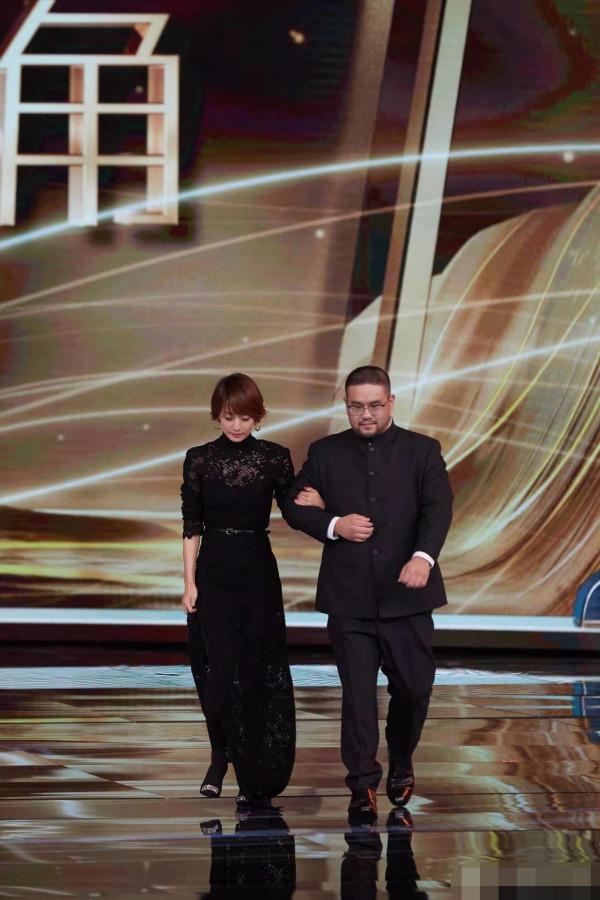 馬伊琍簡直逆生長，穿一襲白裙參加活動，這臉還是當年的“紫薇”