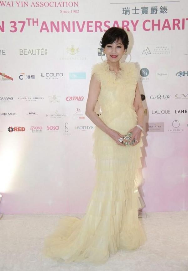 趙雅芝有點“為老不尊”了，這麼大歲數了穿得還挺精緻，太美了