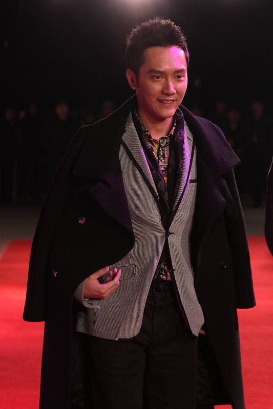 馮紹峰變化挺大，眼神好疲憊，看著有點蒼老，穿西裝都提不起氣質