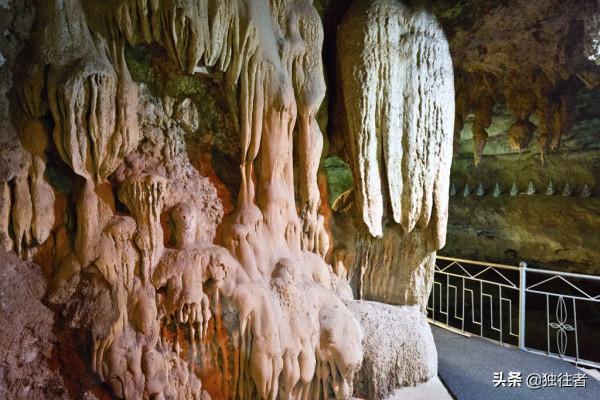 與石筍、石柱、石幔相伴的二千多尊觀音像組成東南亞最大的觀音洞 與石筍、石柱、石幔相伴的二千多尊觀音像組成東南亞最大的觀音洞