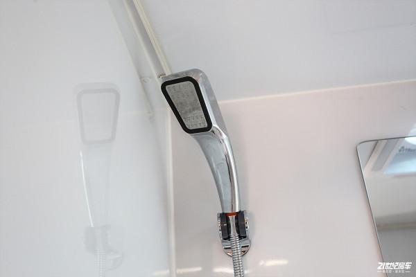 2張大床、2個廚房！實拍宇晨網紅四號大額頭輕卡房車