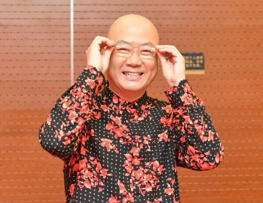 登20次春晚，因8個字被索賠1億，55歲未婚無子，郭冬臨如今怎樣了