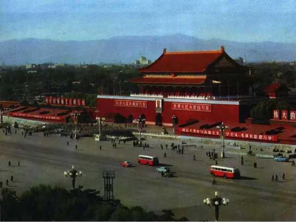 歲月不饒人！昔日港星在天安門合影舊照，你能認出幾位？