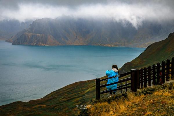 《盜墓筆記》的青銅門真的存在？據傳長白山就有，需爬1442級天梯